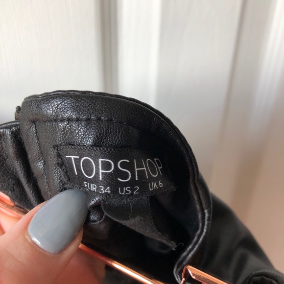TOPSHOP | black faux leather Moto shorts - Picture 3 of 3